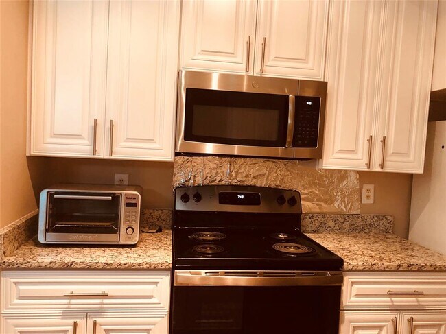 Building Photo - 6000 Shepherd Mountain Cove