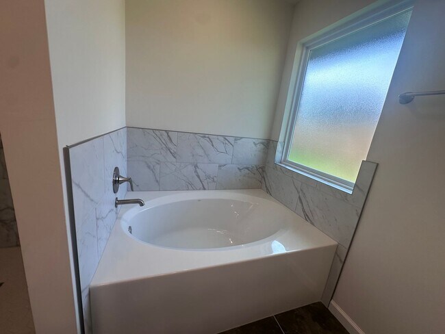 Building Photo - Beautiful New Home - First Month Free!