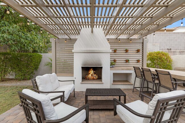 Building Photo - 4 Bedroom/2 Bathroom Remodeled home with S...