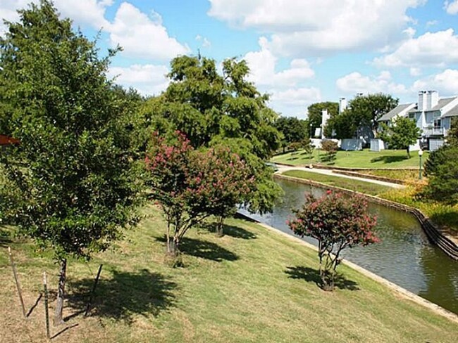 Building Photo - Great Irving Location!