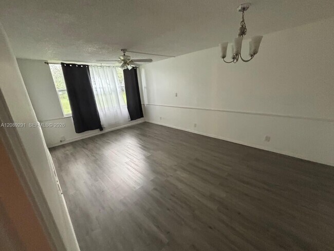 Building Photo - 9471 Evergreen Pl