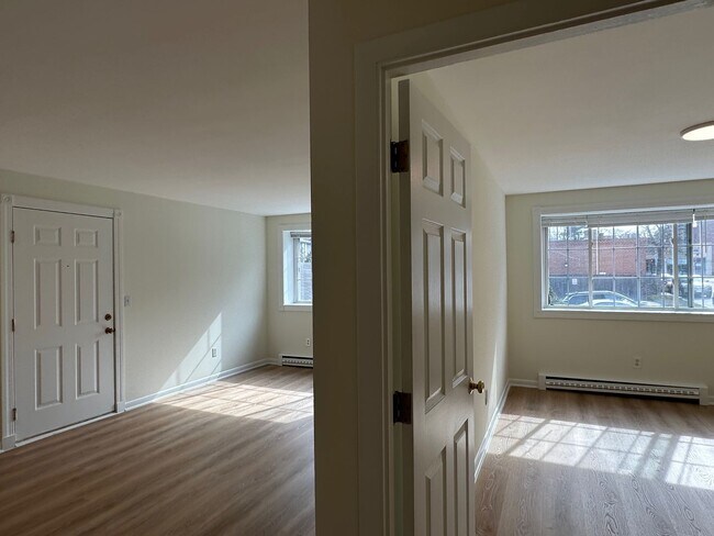 Building Photo - Large, updated 2 bedroom near the Green Li...
