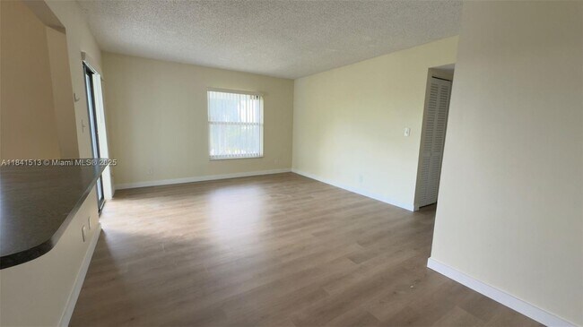 Building Photo - 605 S Pine Island Rd