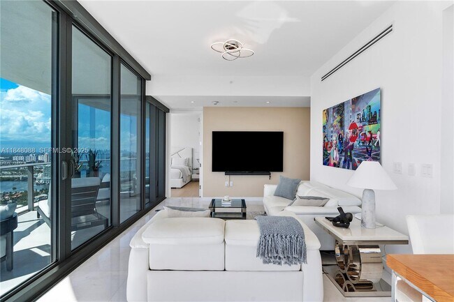 Building Photo - 15701 Collins Ave