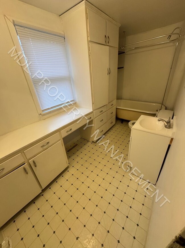 Building Photo - 2 Bedroom 1 Bath Single Family Home Available NOW!