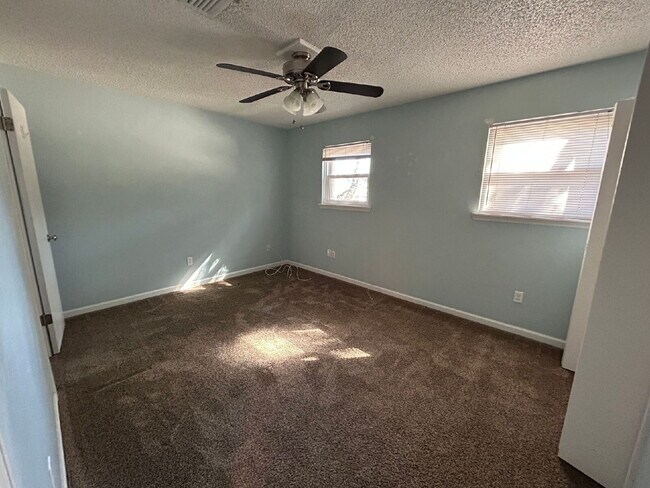 Building Photo - 2BR/1.5BA Townhouse Apartment Conveniently Located!