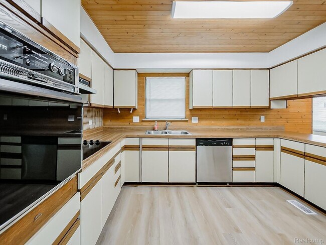 Building Photo - 7580 Thornwood St