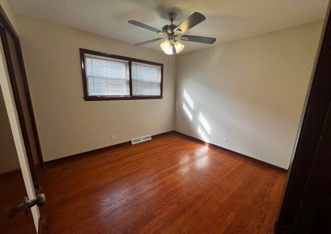 Building Photo - 725 Brummel St