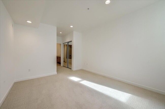 Building Photo - 2655 Bush St