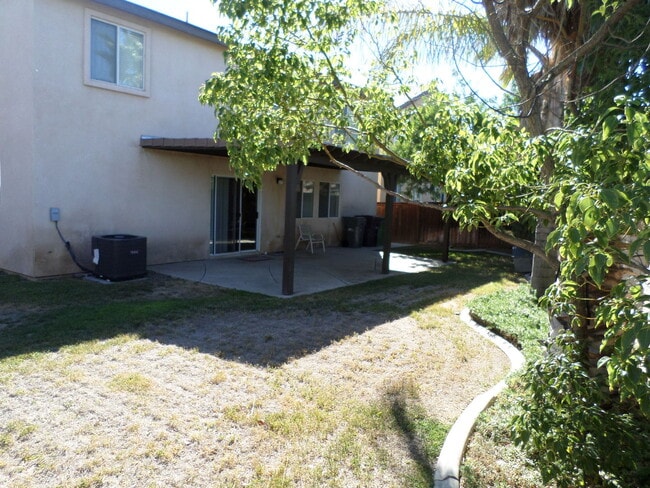 Building Photo - Great 4 BR + BONUS Room off Calle Del Oso Oro