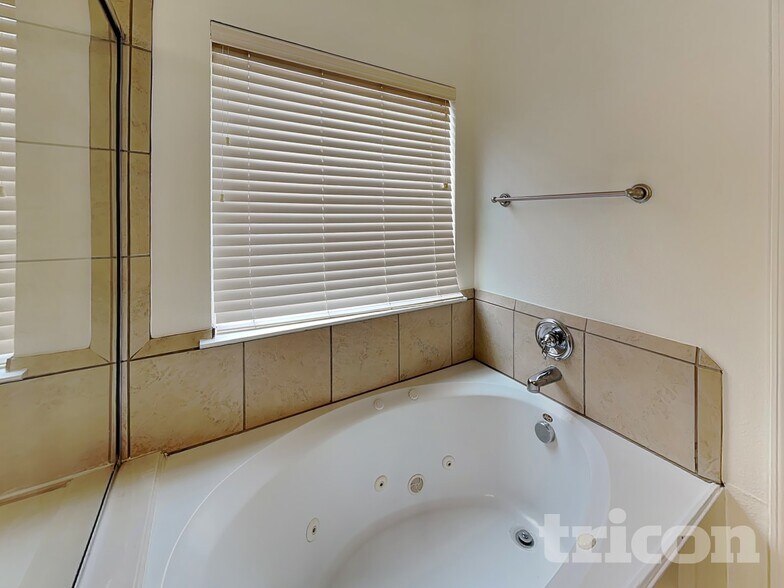 Building Photo - 5805 Paloma Blanca Dr