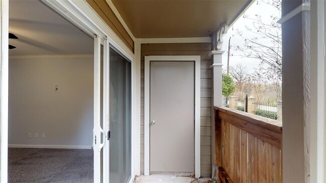 Building Photo - 1860 White Oak Dr