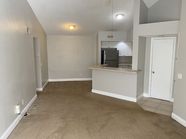 Building Photo - 2 bedroom 2 bathroom