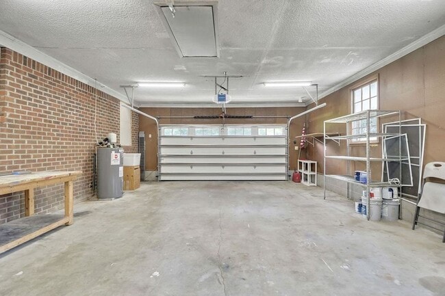 Building Photo - 212 Pinewood Dr