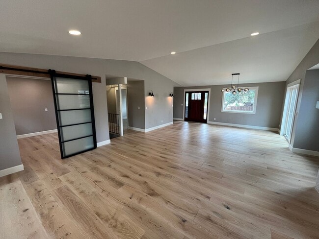 Building Photo - Amazing 4 Bed/3 Bath Home on One Acre with...