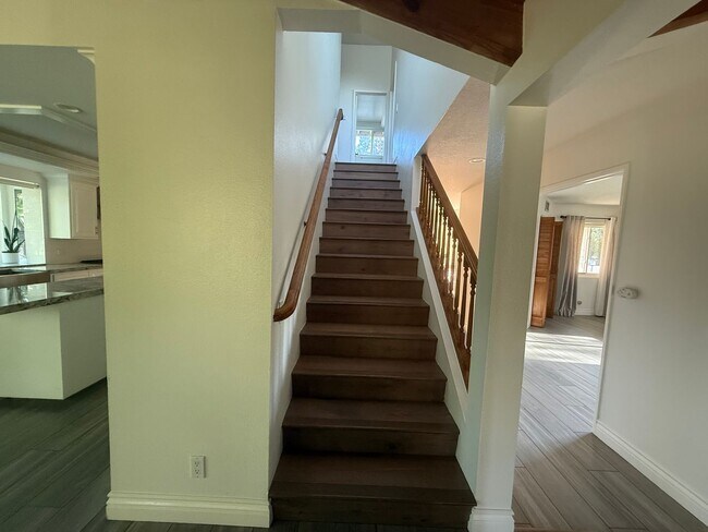 Building Photo - Large 2-story 4 bed, 3 bath on huge lot