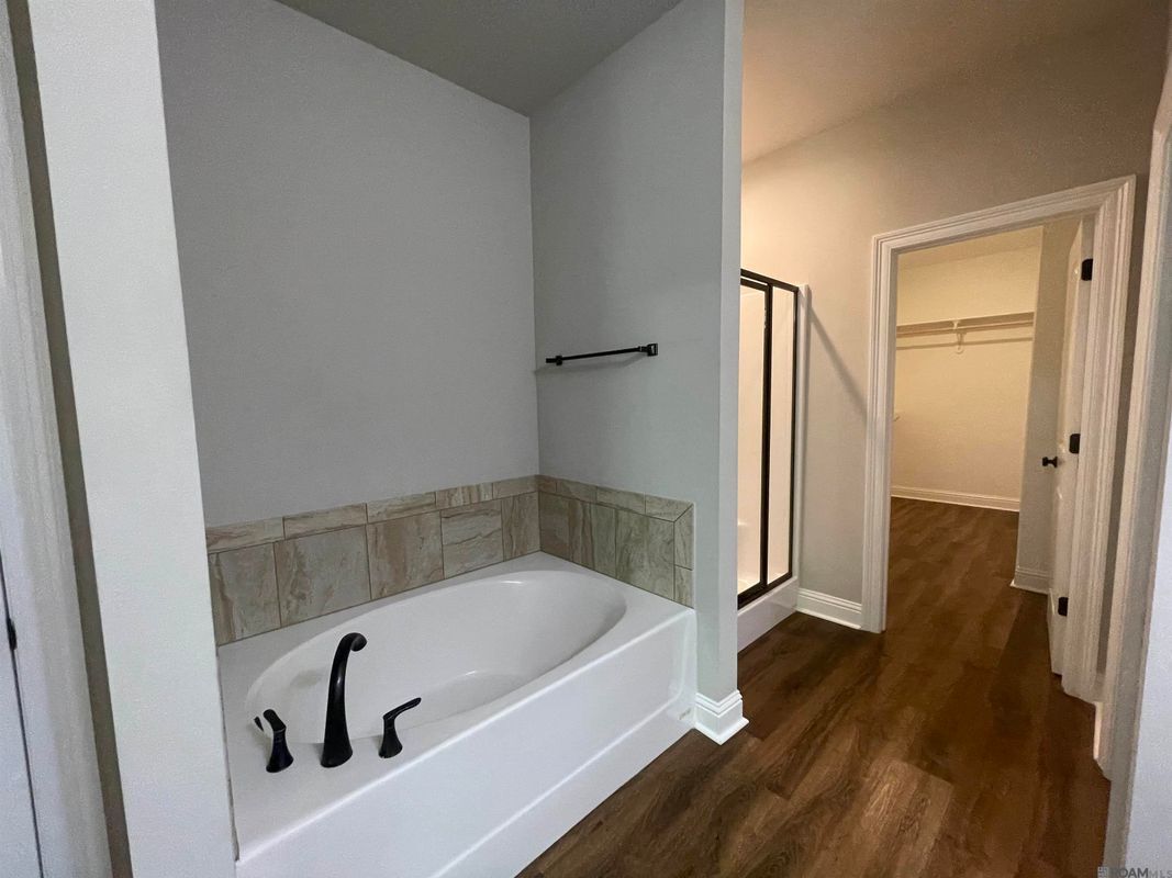 Building Photo - 1303 Hickory Creek Dr