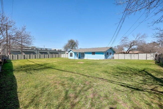 Building Photo - 801 Salem Ln