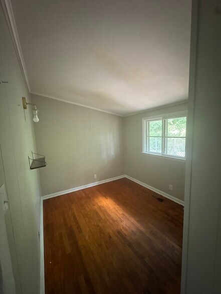 Building Photo - 304 W 35th St