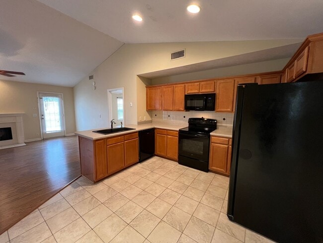 Building Photo - Available Now 3 BR 2 Bath Home in Lavernge with Fenced in Backyard!