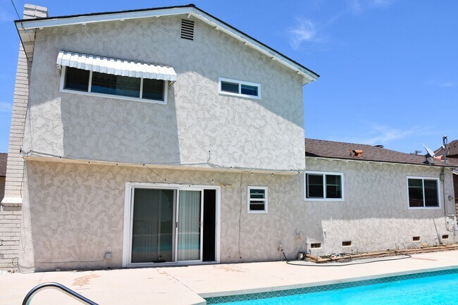 Building Photo - 522 E Collins Ave