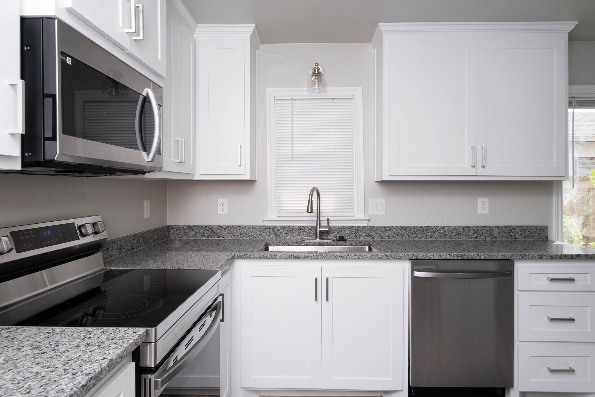 Building Photo - 2007 7th Ave