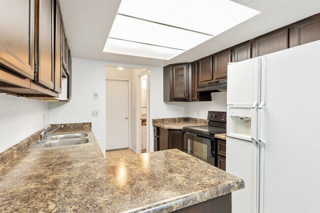 Building Photo - 2 Story Pet Friendly Duplex - 3 Bed - 2.5 Bath - Available on June 3rd!