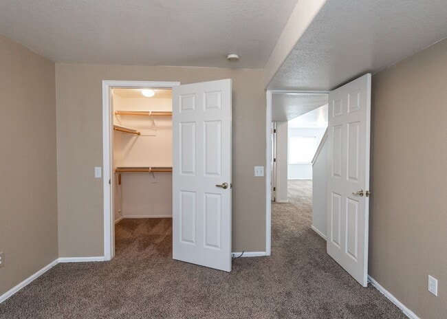 Building Photo - 4 Bed Rancher in District 20!!!