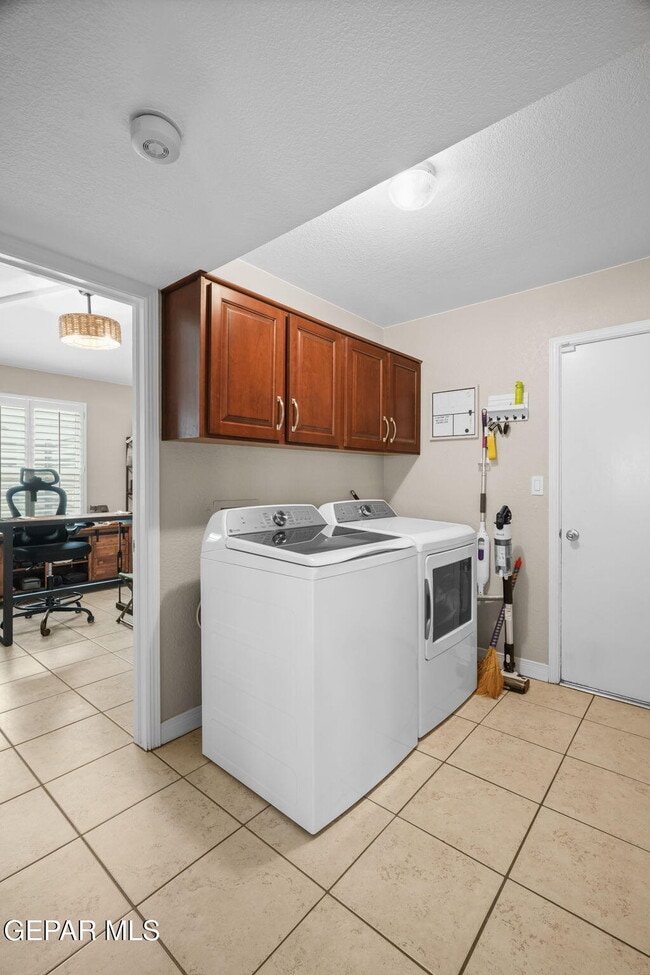 Building Photo - 6052 Bandolero Dr