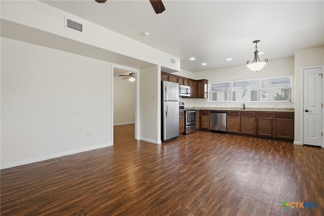 Building Photo - 302 W San Antonio St