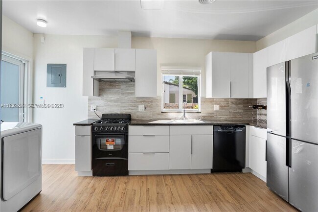 Building Photo - 1637 Jackson St