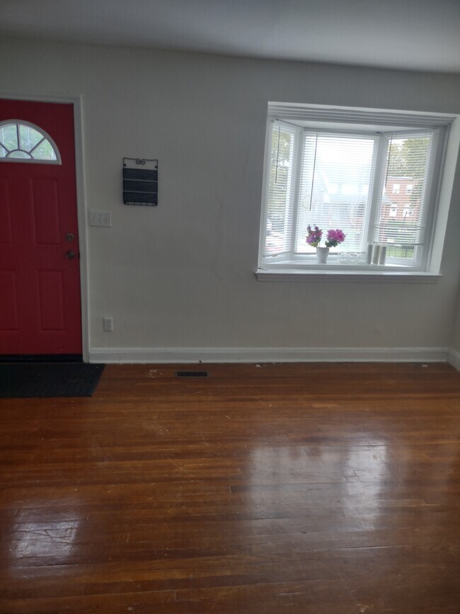 Living room - 1929 E Belvedere Ave