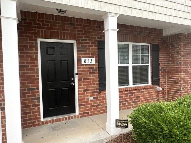 Building Photo - 813 Vigilant Dr