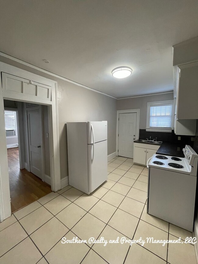 Building Photo - Newly Renovated Duplex