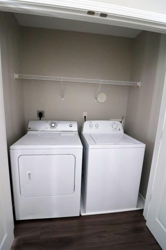 Building Photo - Super Cute 2 bedroom 2 bath townhome In Ro...