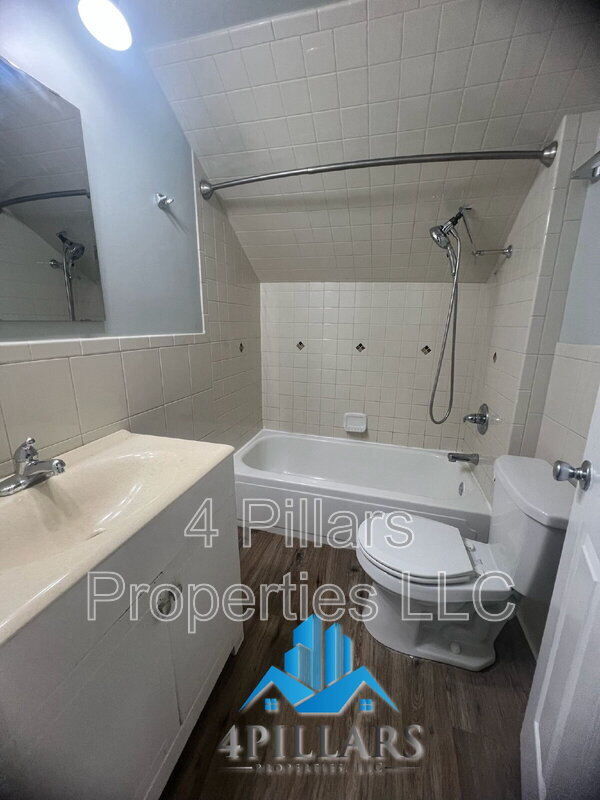 Building Photo - 162 W Commercial Ave