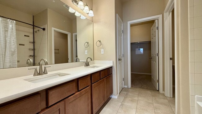 Building Photo - Modern Townhome with Mountain Views in Cla...