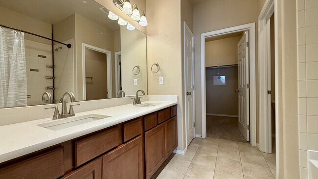 Building Photo - Modern Townhome with Mountain Views in Claremont Ranch