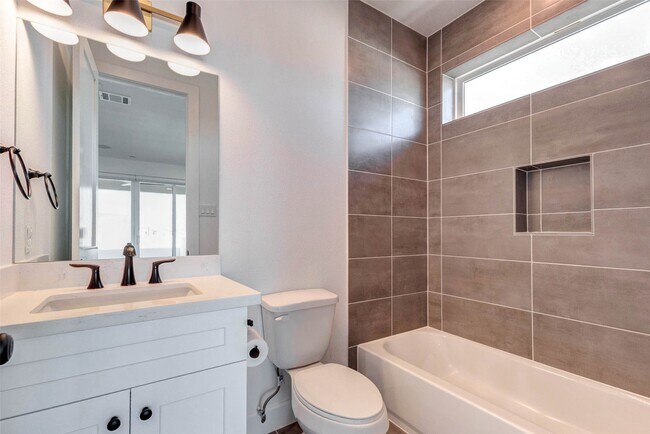 Building Photo - 2751 Freund St