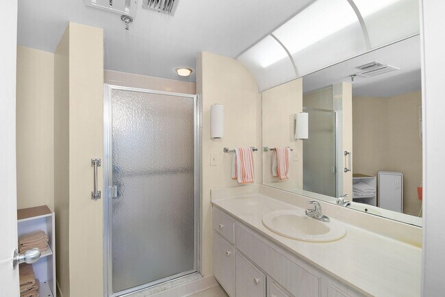 Building Photo - 801 S Ocean Dr