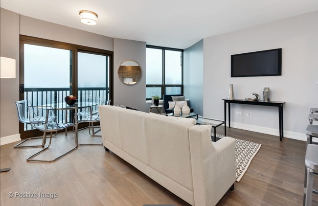 Building Photo - 400 N La Salle Dr