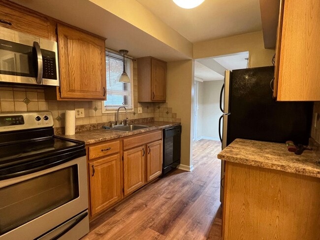 Building Photo - (2) bedroom Town-House w/ new Dining Room ...