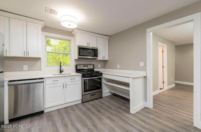 Building Photo - 27 Maida Ln