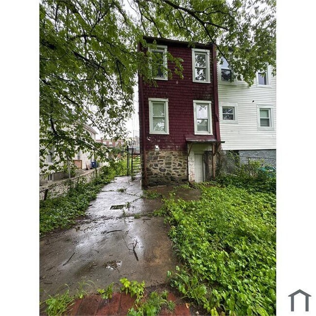 Building Photo - 3 Bedroom Rehabbed home