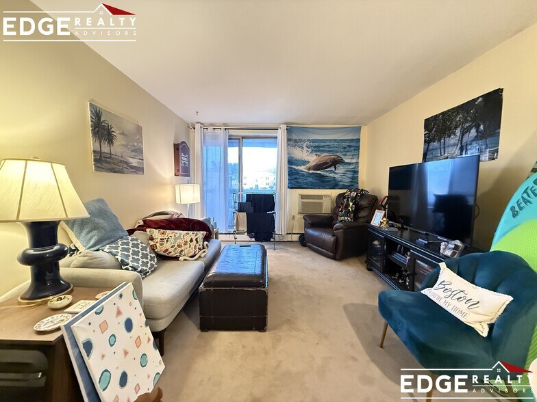 Building Photo - 144 Kenrick St