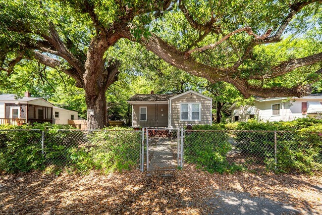 Building Photo - 3 Bedroom, 1 Bathroom Home in Dorchester Terrace - North Charleston