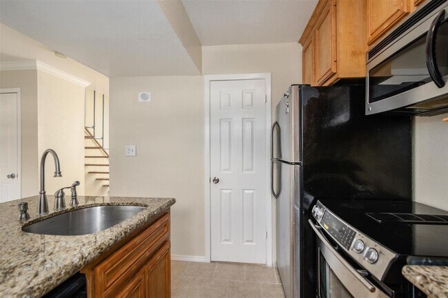 Building Photo - 6202 Skyline Dr