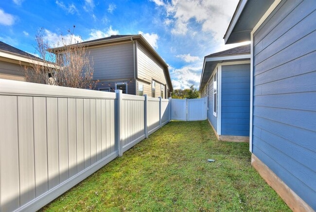 Building Photo - 404 Craters of the Moon Blvd