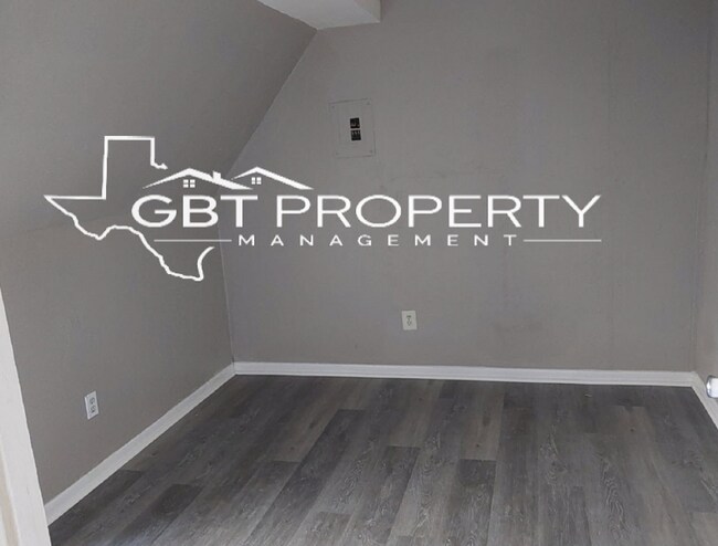 Building Photo - 516 W Ave B