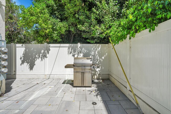 Building Photo - Riverside 4 Lease